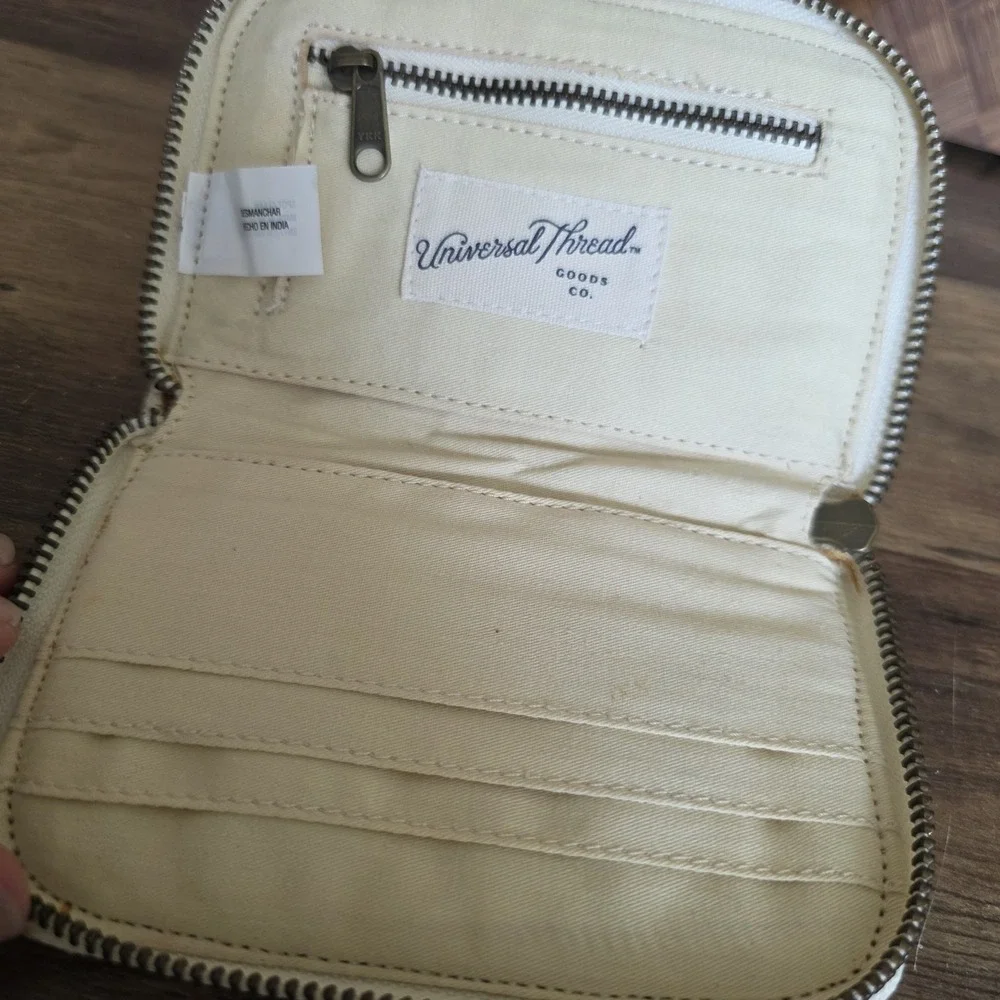 Universal Threads Goods Co. Off-White & Pinkish Brown Zipper Close Wallet Small